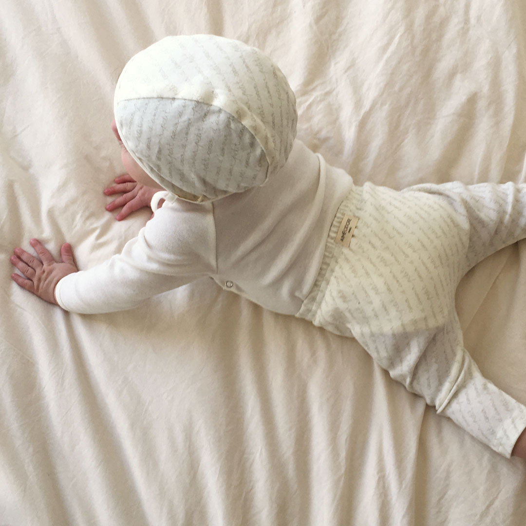 béguin ou bonnet avec lien pour bébé en jersey de coton bio imprimé